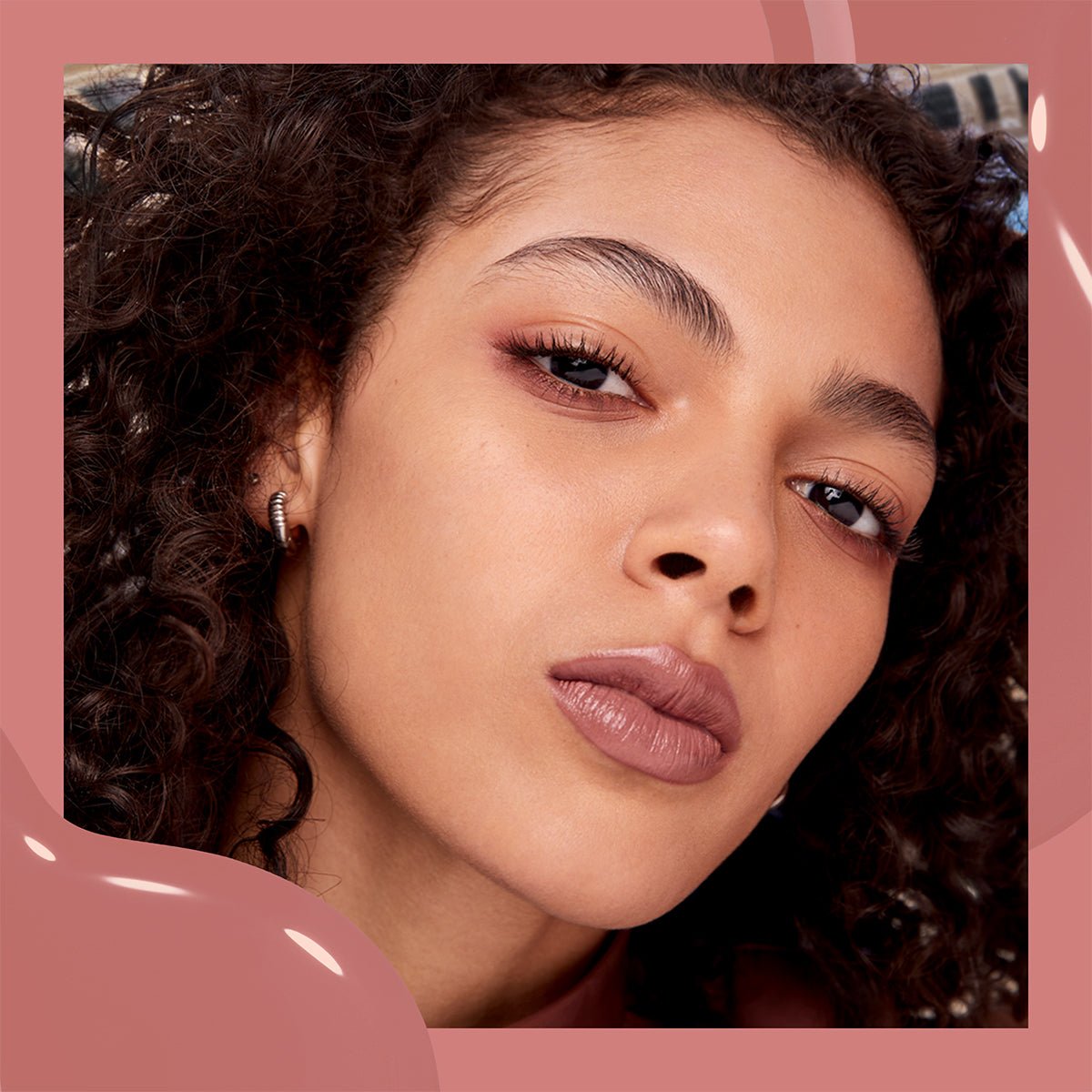 Maybelline New York Super Stay Vinyl Ink Uzun Süre Kalıcı Likit Parlak Ruj 120 Punchy